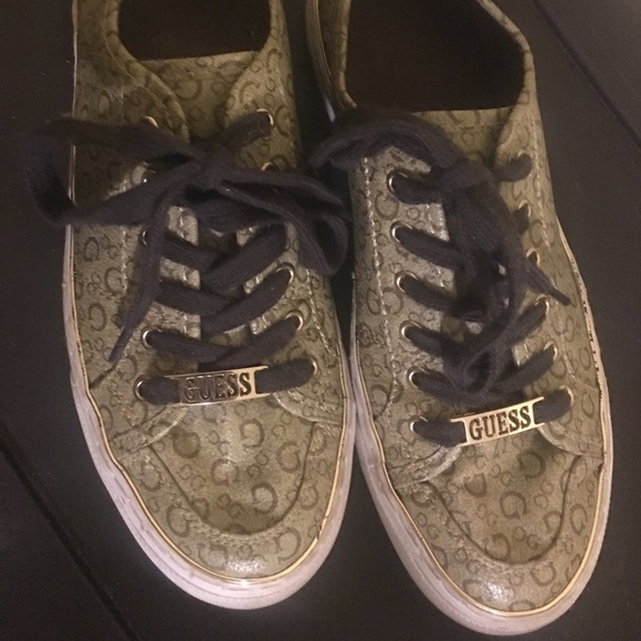 GUESS Women’s Tennis Shoes / Sneakers - Picture 2 of 4